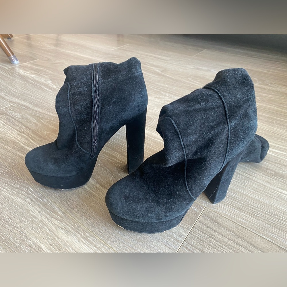 Chinese laundry black suede boots with faux fur interior